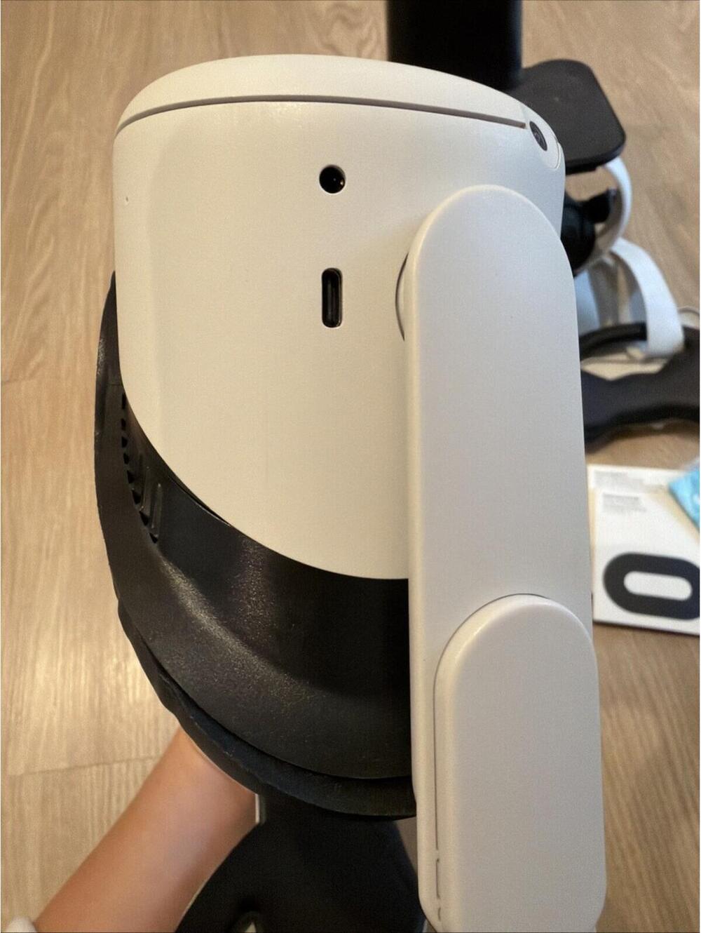 Meta Quest 2 VR Headset 128GB (w/controllers,stand,with replaceable protection) - Picture 10 of 13